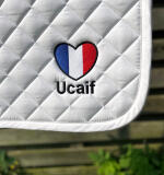 Zadeldekje met naam en landenvlag in hartvorm